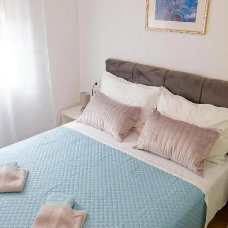 Mary - With Private Pool & Garden Апартаменты Каштела