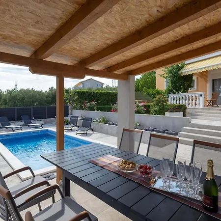 Mary - With Private Pool & Garden Каштела