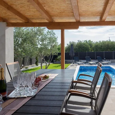 Mary - With Private Pool & Garden * Каштела