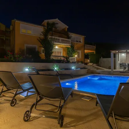 Mary - With Private Pool & Garden