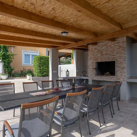 Mary - With Private Pool & Garden Апартаменты
