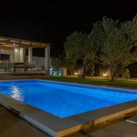 Mary - With Private Pool & Garden *