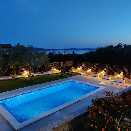 Mary - With Private Pool & Garden * Каштела