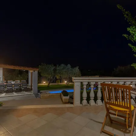 Mary - With Private Pool & Garden Апартаменты *