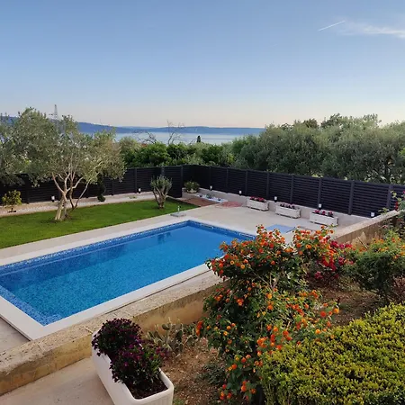 Mary - With Private Pool & Garden