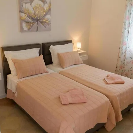 Mary - With Private Pool & Garden *