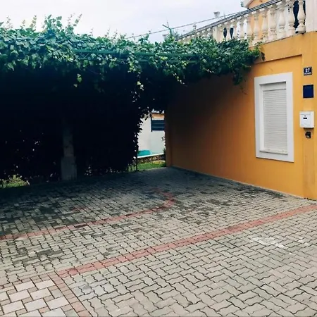 Mary - With Private Pool & Garden Апартаменты