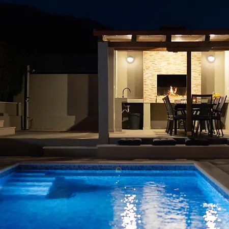 Apartment Mary - With Private Pool & Garden Kastela
