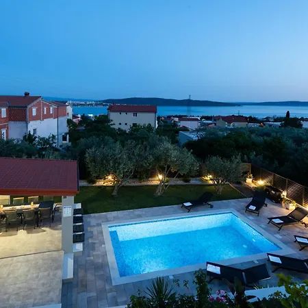 Mary - With Private Pool & Garden *