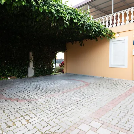 Mary - With Private Pool & Garden * Kastela
