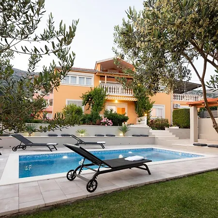 Mary - With Private Pool & Garden