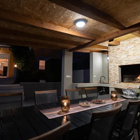 Mary - With Private Pool & Garden Apartment *