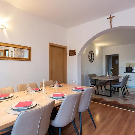 Mary - With Private Pool & Garden Apartment Kastela