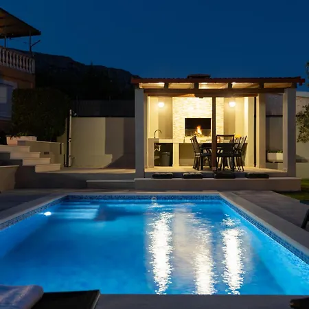 Mary - With Private Pool & Garden *