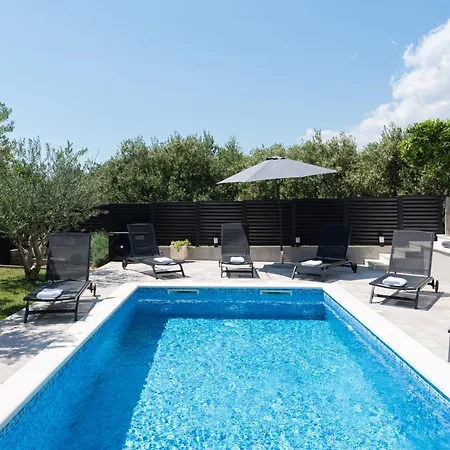 Mary - With Private Pool & Garden