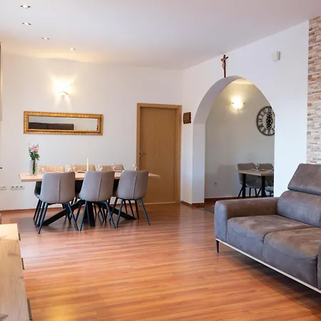 Mary - With Private Pool & Garden Apartment