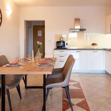 Mary - With Private Pool & Garden Apartment *