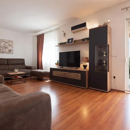 Mary - With Private Pool & Garden Apartment Kastela