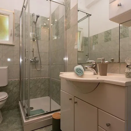 Mary - With Private Pool & Garden Apartment
