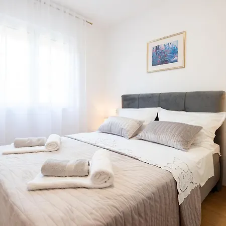Apartment Mary - With Private Pool & Garden *