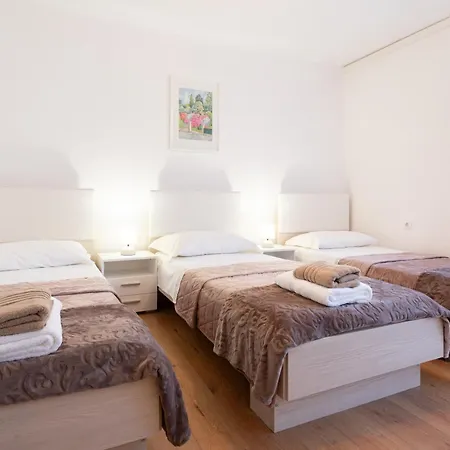 Apartment Mary - With Private Pool & Garden Kastela