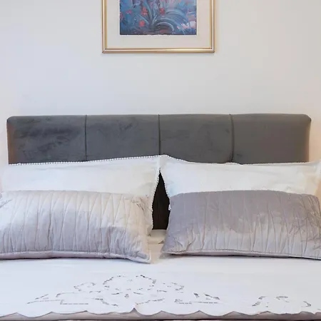 Mary - With Private Pool & Garden Apartment