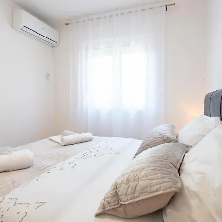 Mary - With Private Pool & Garden Apartment *