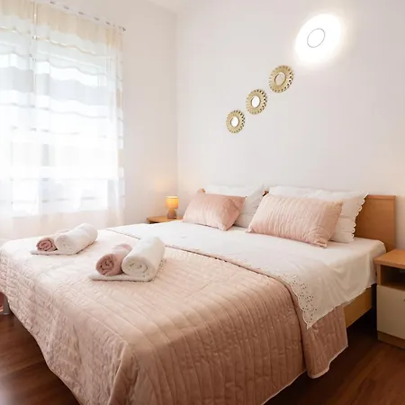 Apartment Mary - With Private Pool & Garden Kastela