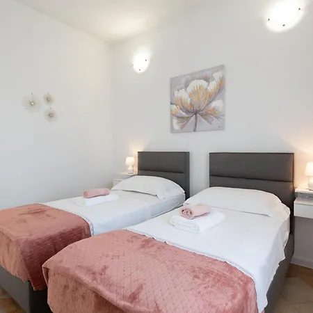 Mary - With Private Pool & Garden * Kastela