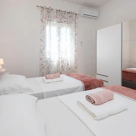 Mary - With Private Pool & Garden Apartment