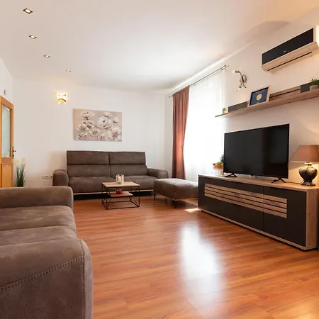 Mary - With Private Pool & Garden