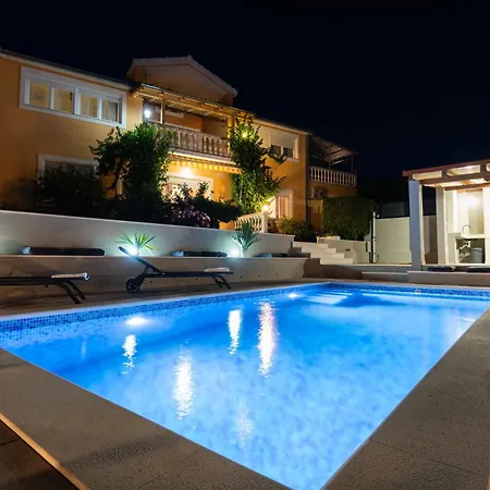 Mary - With Private Pool & Garden Апартаменты *