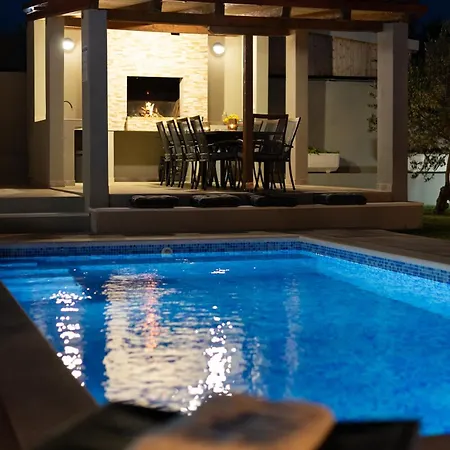 Mary - With Private Pool & Garden Апартаменты Каштела