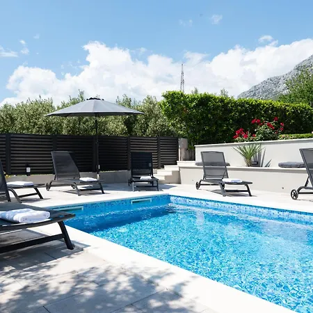 Mary - With Private Pool & Garden *