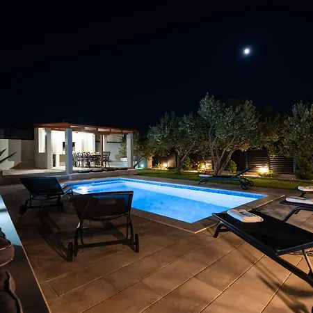 Mary - With Private Pool & Garden * Каштела