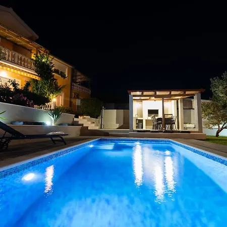Mary - With Private Pool & Garden Апартаменты