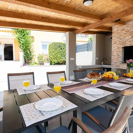 Mary - With Private Pool & Garden Апартаменты *