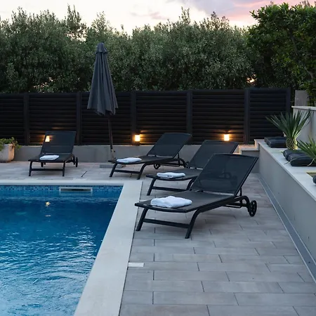 Апартаменты Mary - With Private Pool & Garden Каштела