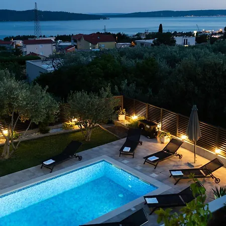 Mary - With Private Pool & Garden Апартаменты