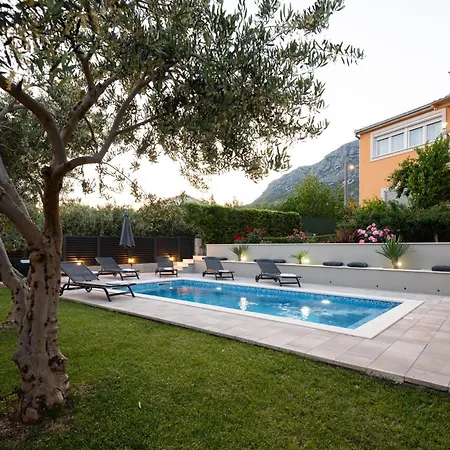 Апартаменты Mary - With Private Pool & Garden Каштела