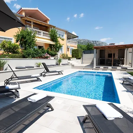 Mary - With Private Pool & Garden Каштела