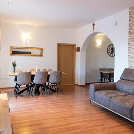 Mary - With Private Pool & Garden Apartment