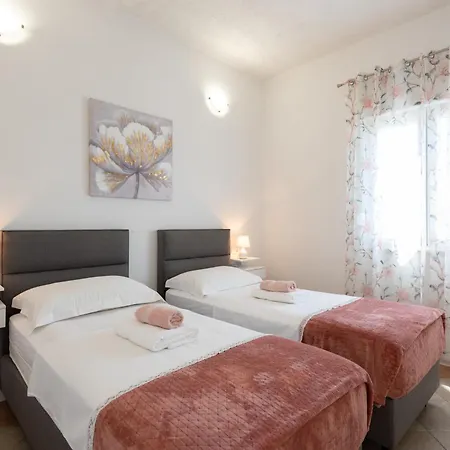 Mary - With Private Pool & Garden Апартаменты *