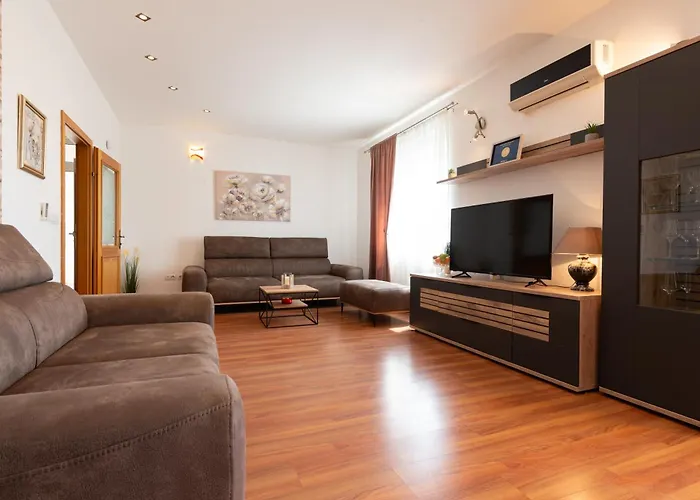 Mary - With Private Pool & Garden