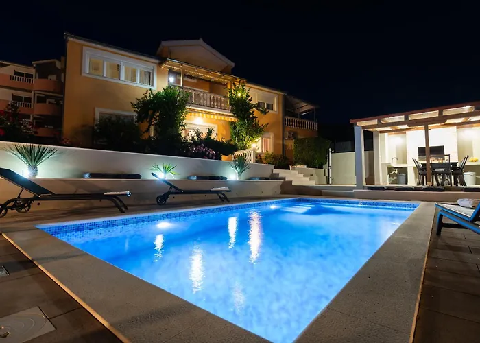 Mary - With Private Pool & Garden Apartment *