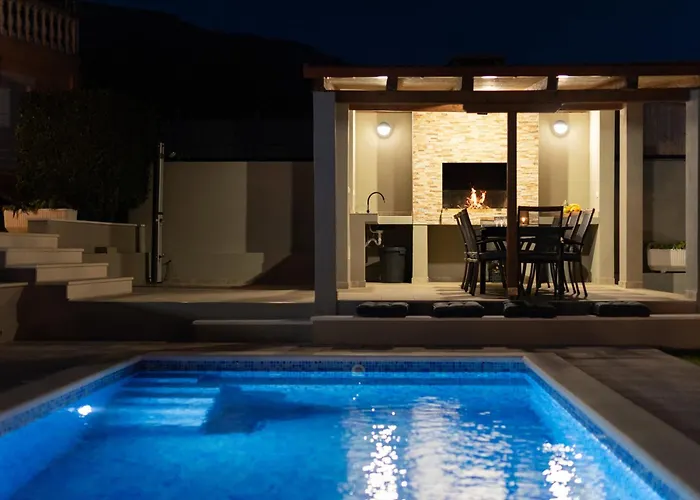 Apartment Mary - With Private Pool & Garden Kaštela