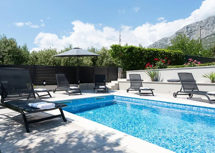 Mary - With Private Pool & Garden *