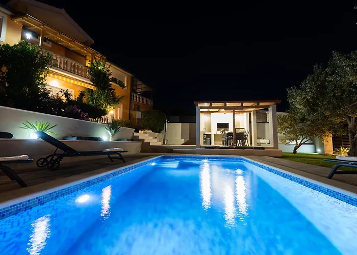 Mary - With Private Pool & Garden Apartment