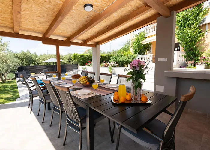 Apartment Mary - With Private Pool & Garden