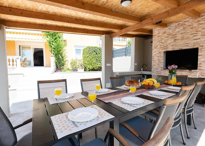 Mary - With Private Pool & Garden Apartment *